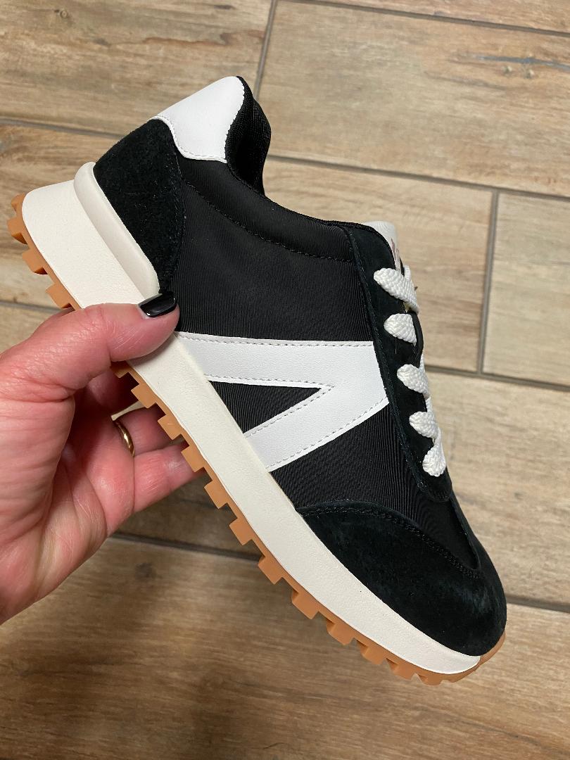 Arider Black and White Sneakers