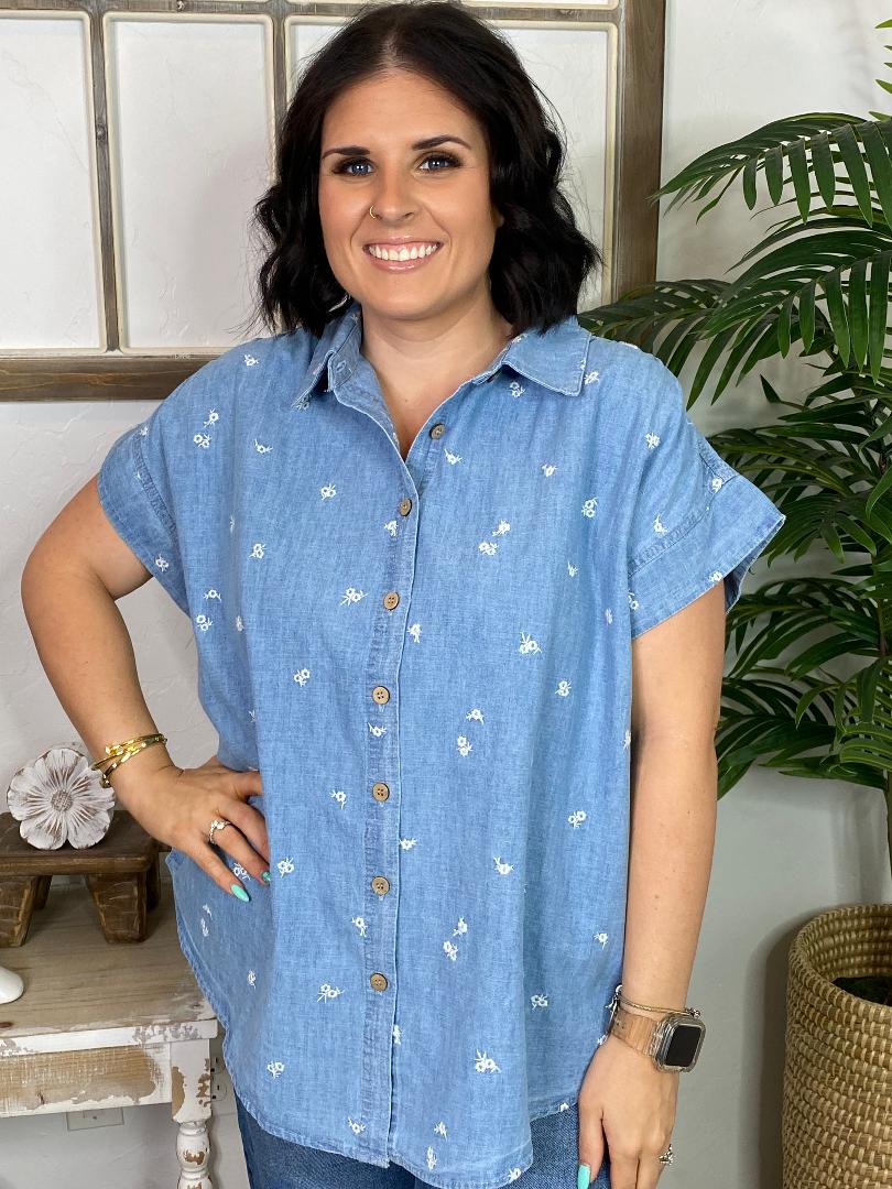 Chambray Cap Sleeve Top with Embroidered White Flowers in Curvy