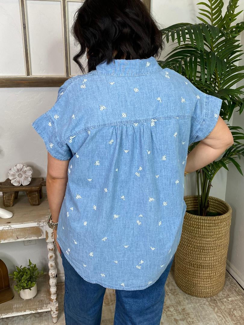 Chambray Cap Sleeve Top with Embroidered White Flowers in Curvy
