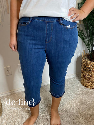 Judy Blue Pull On Capris in Curvy