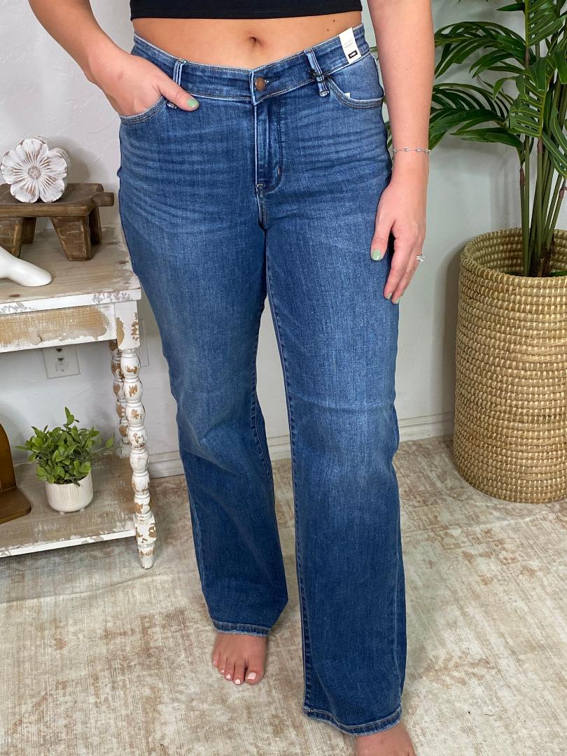 Judy Blue High Waist V-Front Vintage Wash Straight Jeans in Regular & Curvy