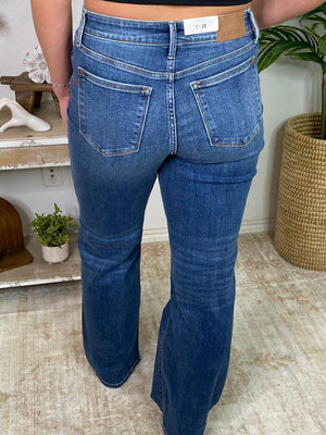 Judy Blue High Waist V-Front Vintage Wash Straight Jeans in Regular & Curvy