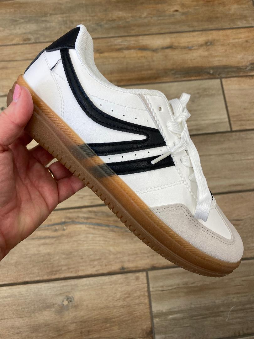 Outwoods White and Black Sneakers