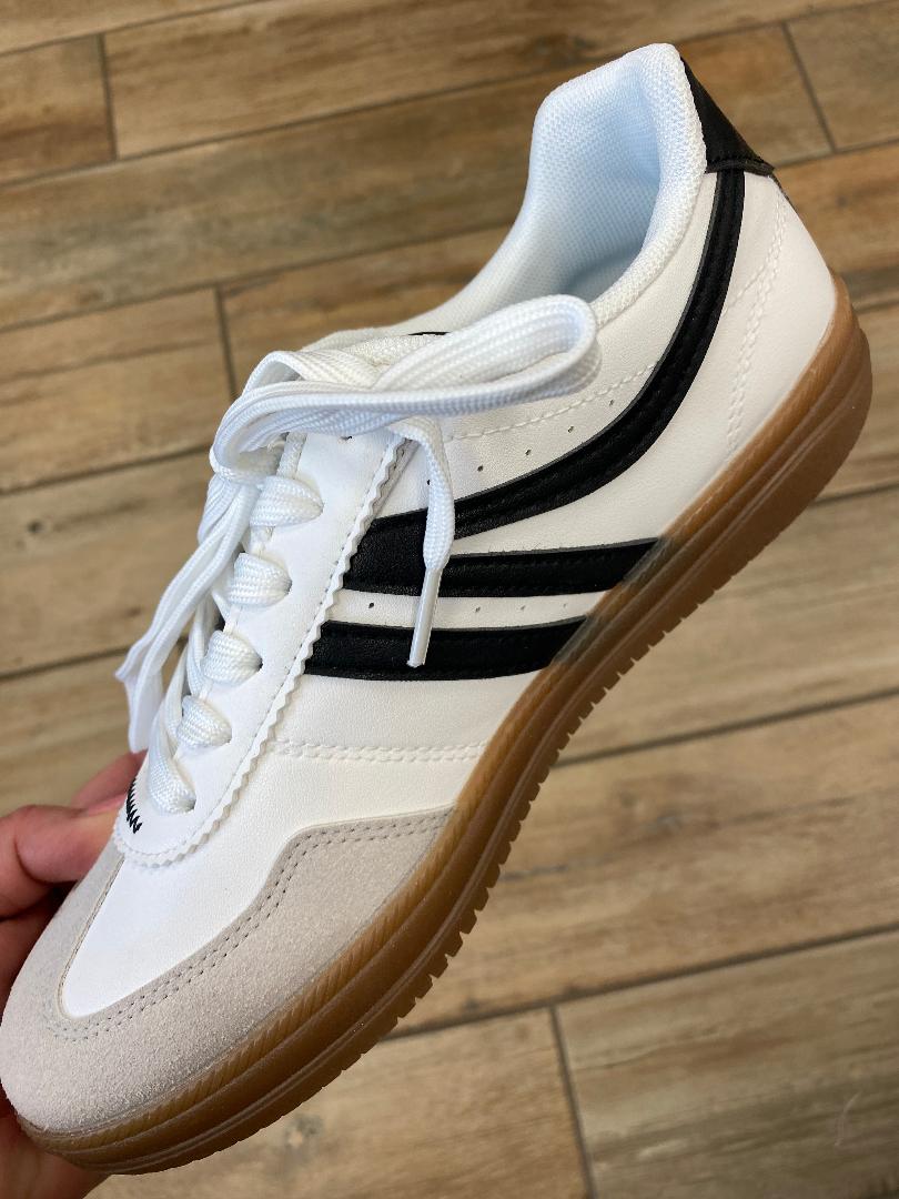 Outwoods White and Black Sneakers